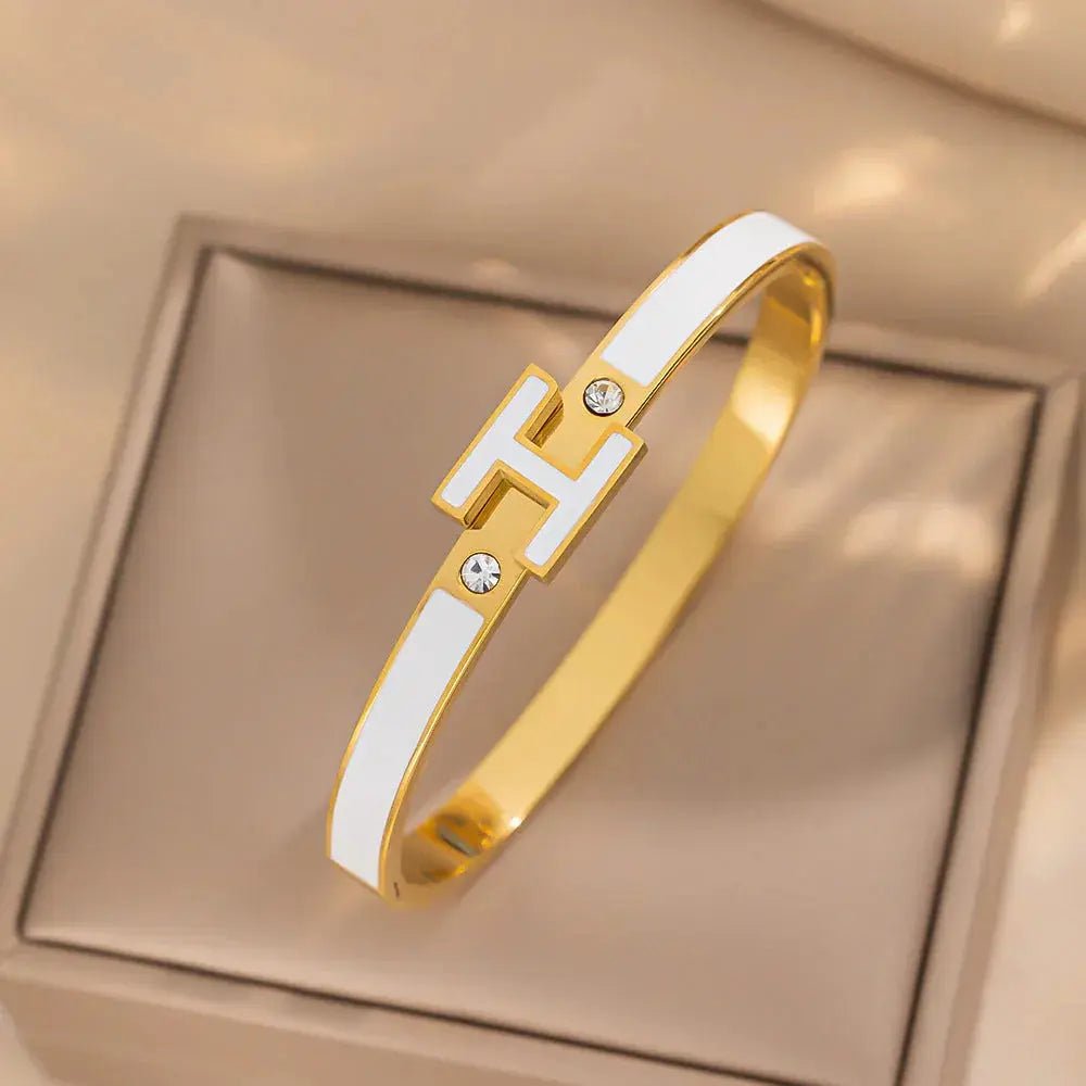 The choice of wearing a fortune crystal in the workplace - Aruary Studio ｜ Artisanal Jewelry
