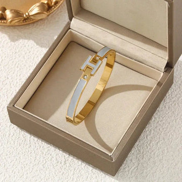 The matching of wearing lucky crystals in social occasions - Aruary Studio ｜ Artisanal Jewelry