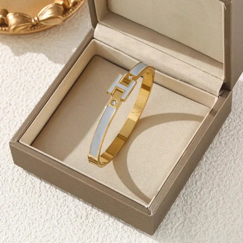 The matching of wearing lucky crystals in social occasions - Aruary Studio ｜ Artisanal Jewelry