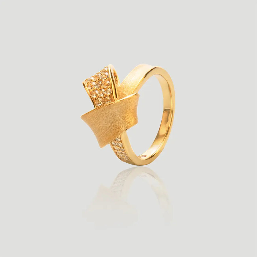 Yuqing Realm ｜ The Sanctuary of Wellness and Luck Elegant Intertwined Golden Diamond Ring