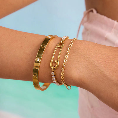 Where raw industrial edge meets gilded sophistication. This deconstructed "paperclip" chain—studded with fiery zircons—redefines modern luxury for the rule-breakers. Aruary Studio ｜ Artisanal Jewelry