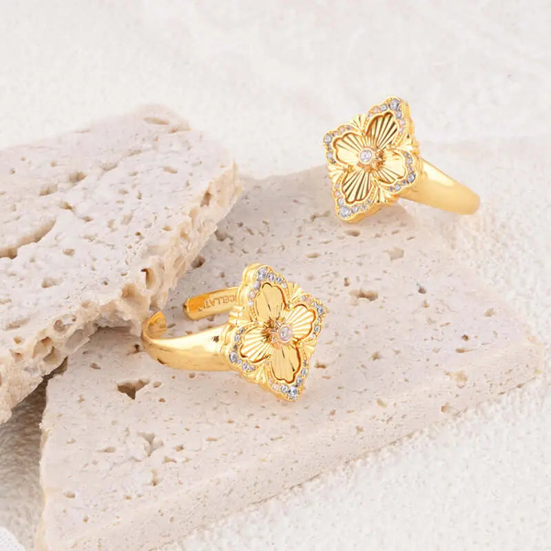 Aruary Studio ｜ Artisanal Jewelry Van Cleef-inspired Clover Ring - CNC Diamond-cut Floral Band | 18K Gold Plated Brass | Luxury Vintage Ring