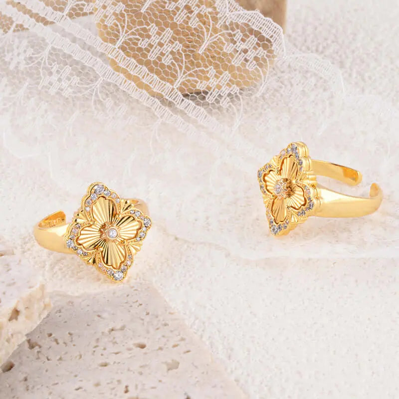 Aruary Studio ｜ Artisanal Jewelry Van Cleef-inspired Clover Ring - CNC Diamond-cut Floral Band | 18K Gold Plated Brass | Luxury Vintage Ring