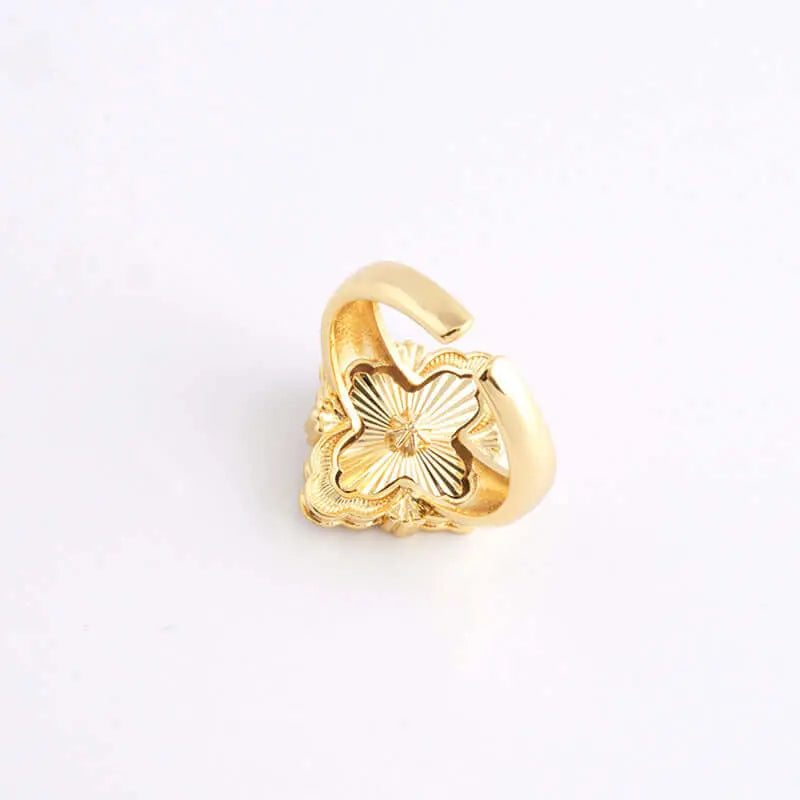 Aruary Studio ｜ Artisanal Jewelry Van Cleef-inspired Clover Ring - CNC Diamond-cut Floral Band | 18K Gold Plated Brass | Luxury Vintage Ring