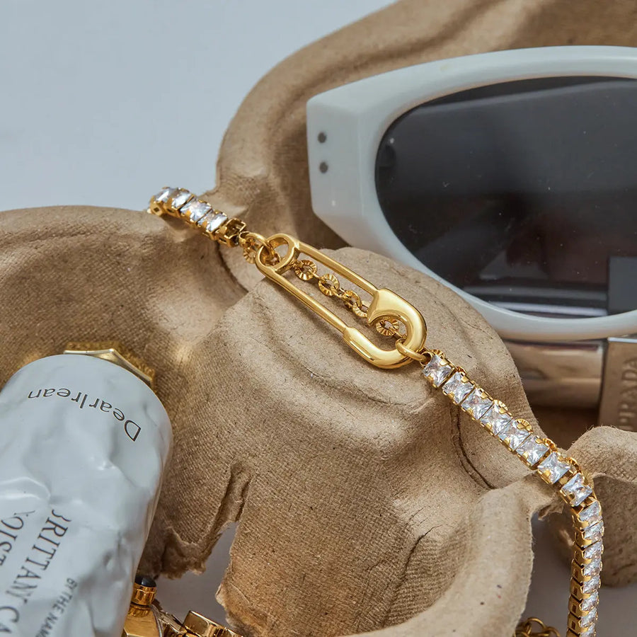 Yuqing Realm ｜ Accessories Boutique Where raw industrial edge meets gilded sophistication. This deconstructed "paperclip" chain—studded with fiery zircons—redefines modern luxury for the rule-breakers.