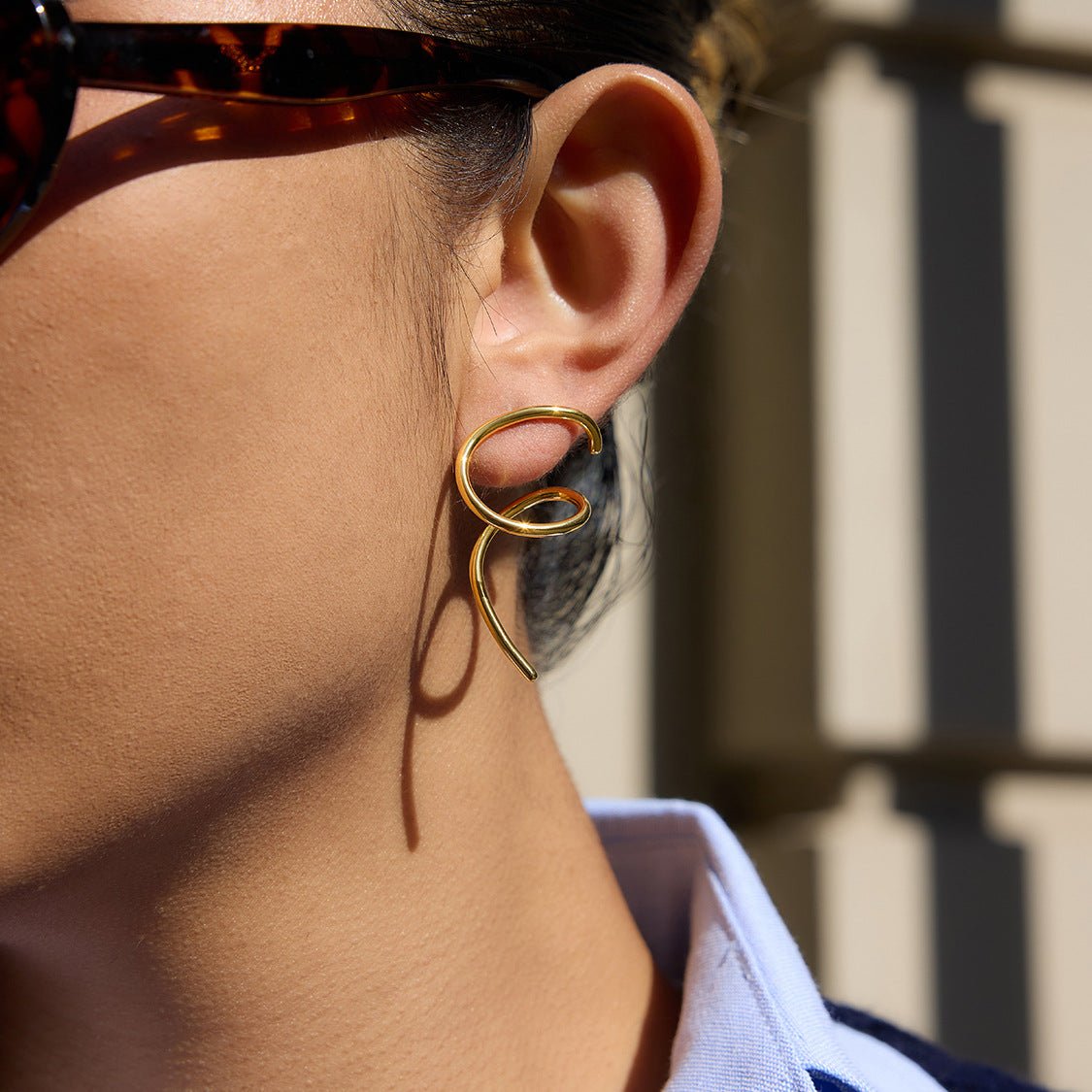 Asymmetric Gold Fluid Line Earrings | 18K Gold - Plated Titanium Steel - Aruary Studio ｜ Artisanal Jewelry