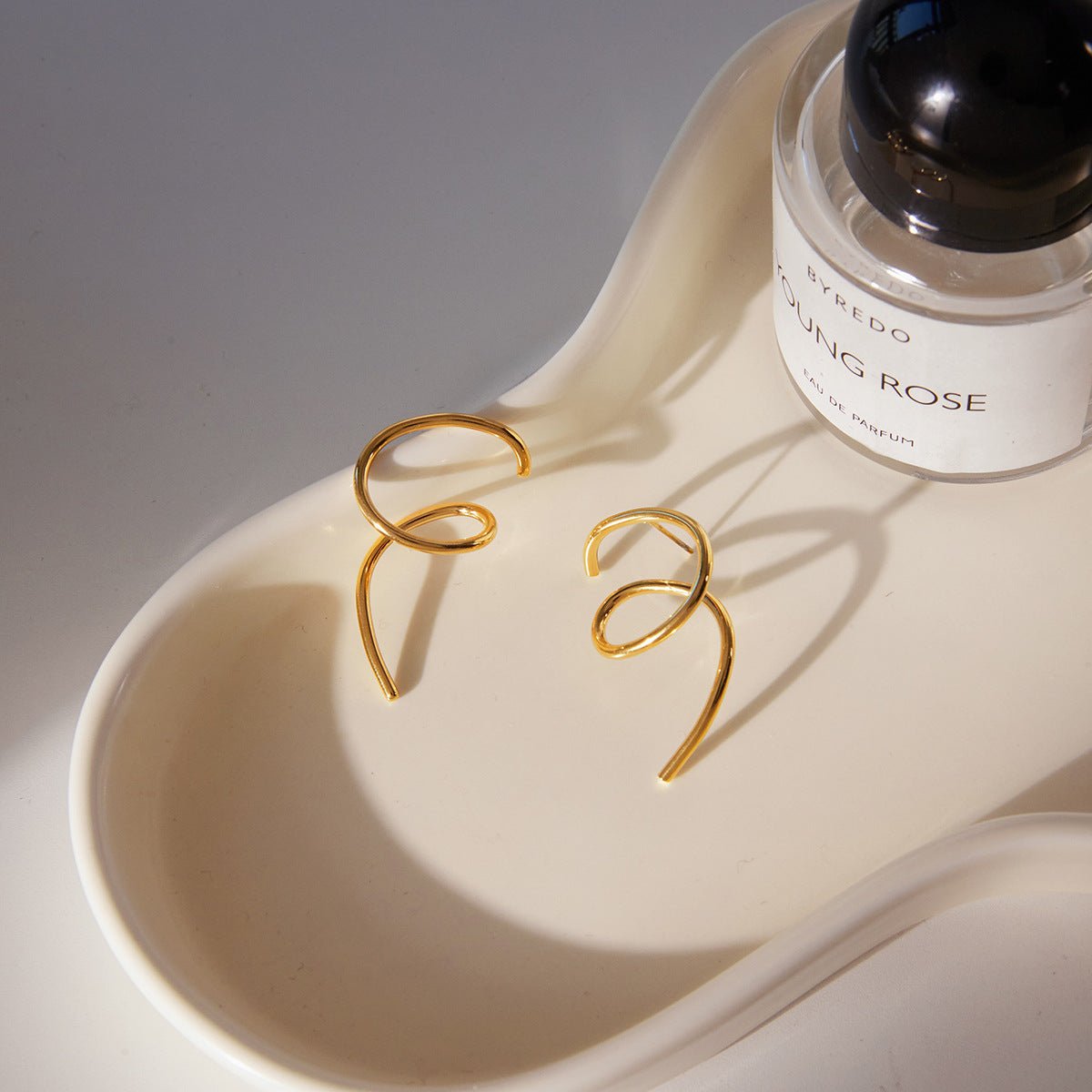 Asymmetric Gold Fluid Line Earrings | 18K Gold - Plated Titanium Steel - Aruary Studio ｜ Artisanal Jewelry