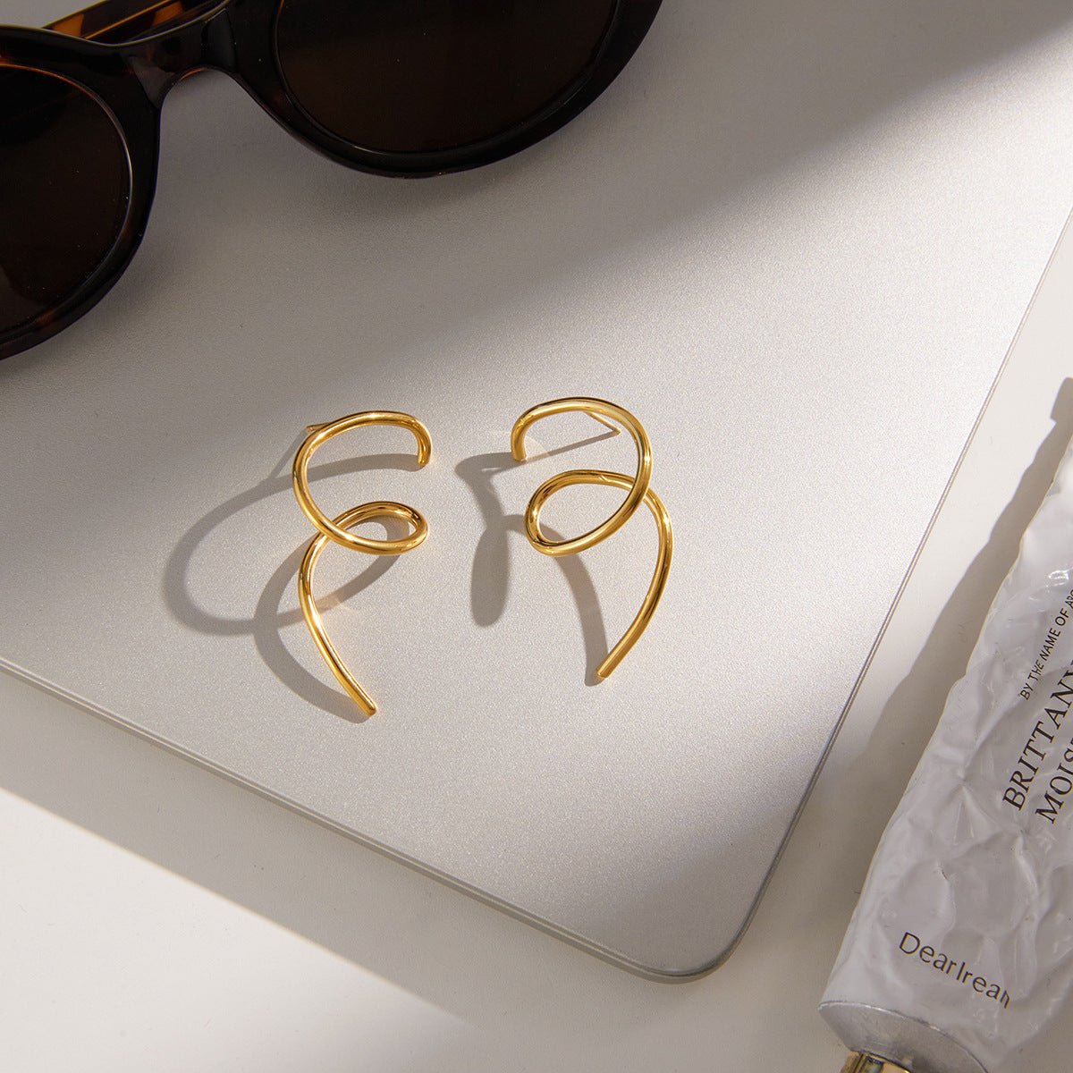 Asymmetric Gold Fluid Line Earrings | 18K Gold - Plated Titanium Steel - Aruary Studio ｜ Artisanal Jewelry