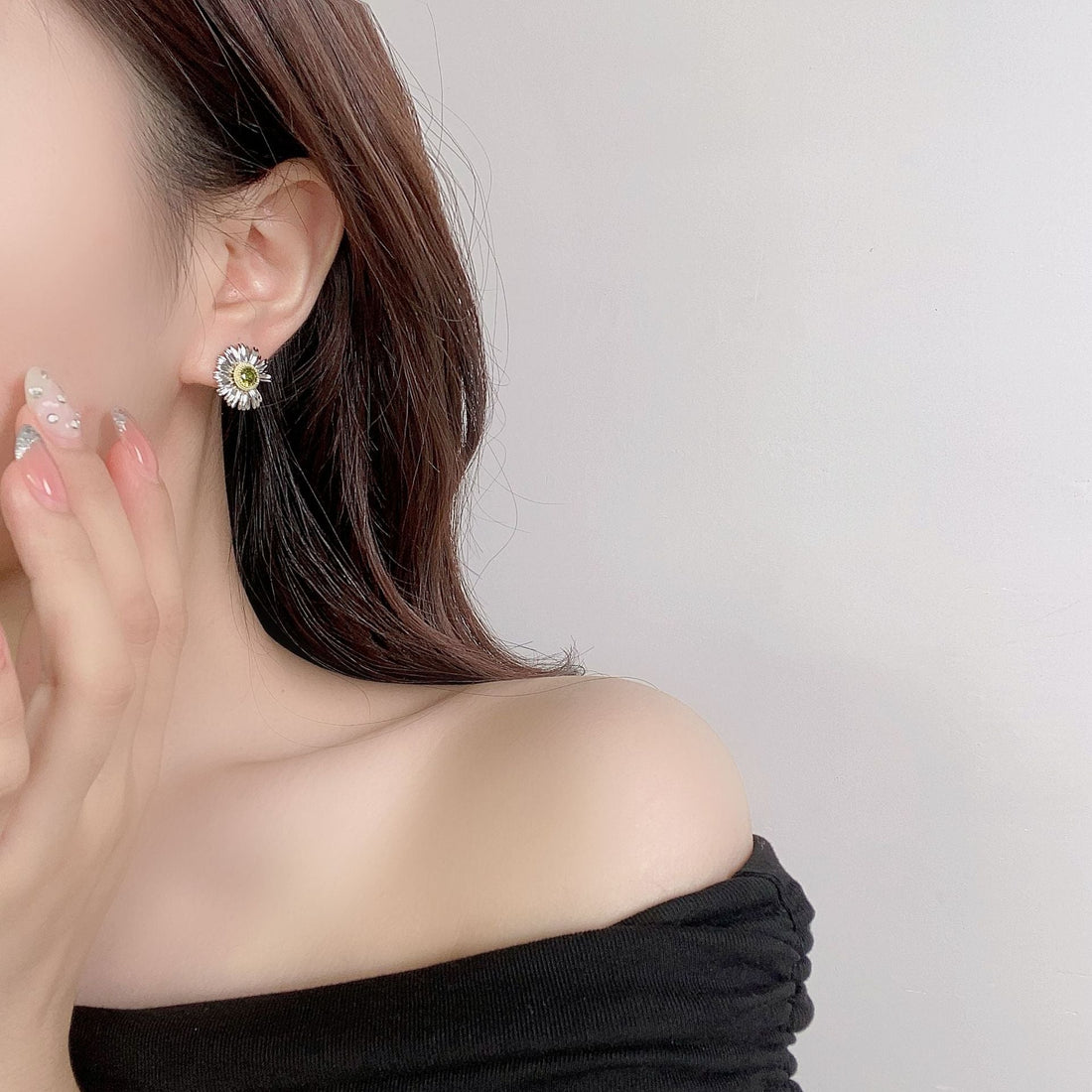 Dainty Daisy Stud Earrings | Alloy Gold Plated + Green Peridot - Floral Elegance with Natural Sparkle - Aruary Studio ｜ Artisanal Jewelry