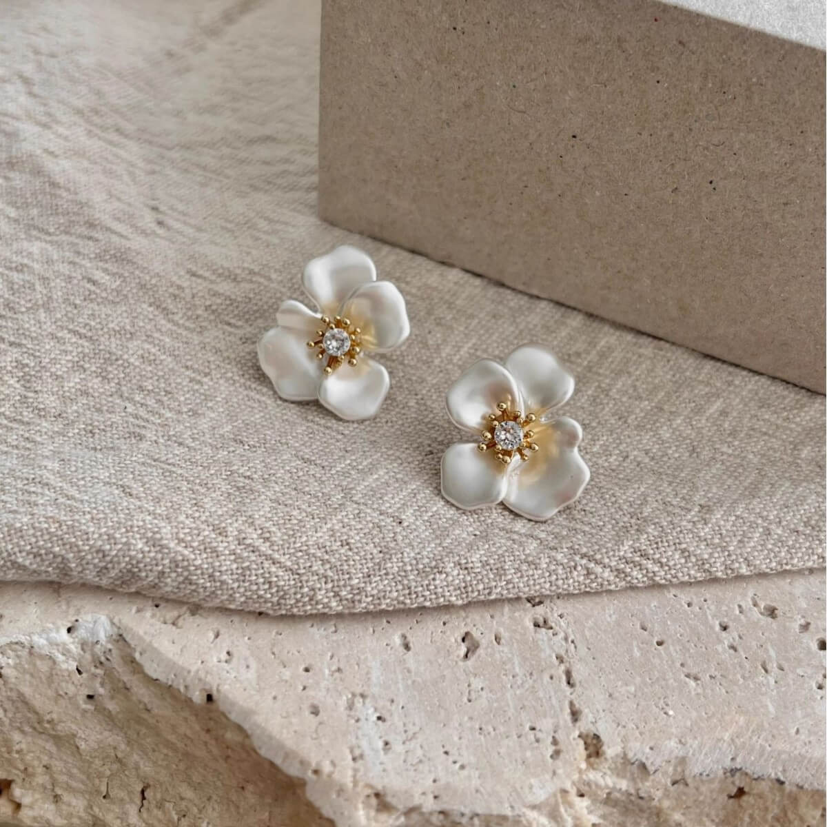 Dainty White Flower Stud Earrings - Aruary Studio ｜ Artisanal Jewelry