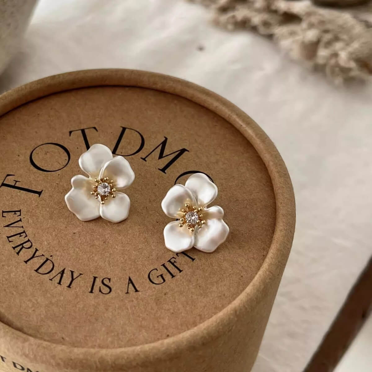 Dainty White Flower Stud Earrings - Aruary Studio ｜ Artisanal Jewelry