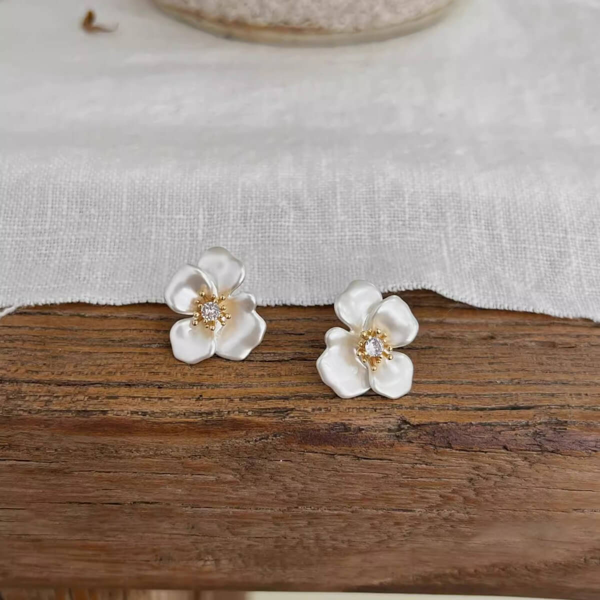 Dainty White Flower Stud Earrings - Aruary Studio ｜ Artisanal Jewelry