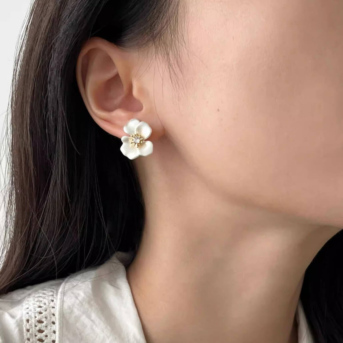 Dainty White Flower Stud Earrings - Aruary Studio ｜ Artisanal Jewelry