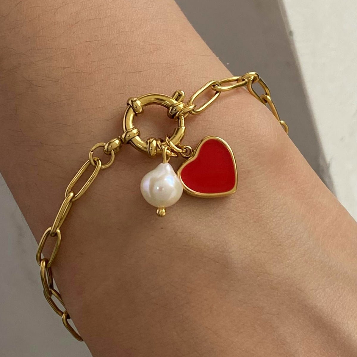 Enamel Heart Pearl Bracelet - 18K Gold Plated Titanium Chain, Dainty Adjustable 21cm Sweetheart Jewelry - Aruary Studio ｜ Artisanal Jewelry