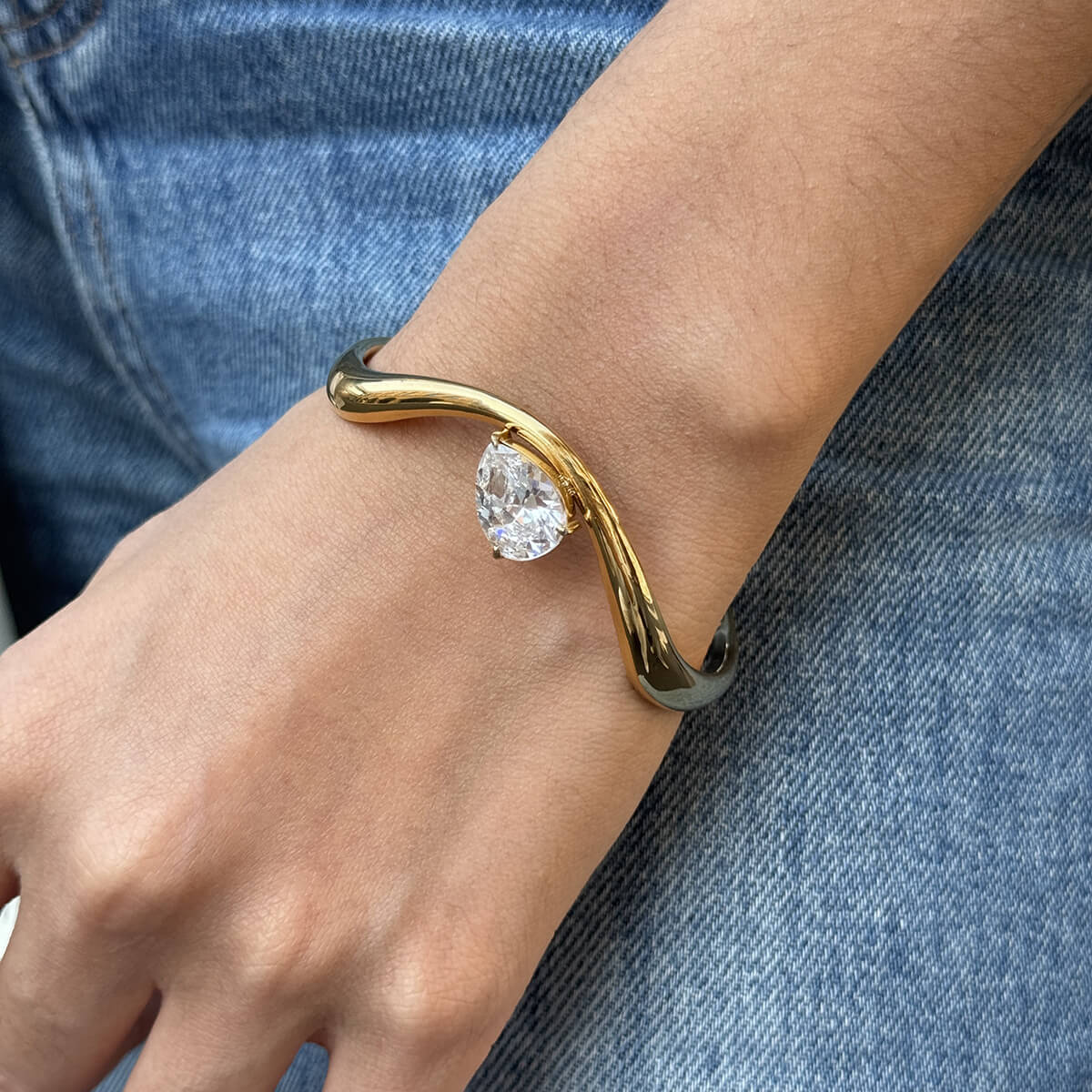 Fluid Line Zircon Open Cuff Bracelet | 18K Gold - Plated Titanium Steel + 5A Zircon - Aruary Studio ｜ Artisanal Jewelry