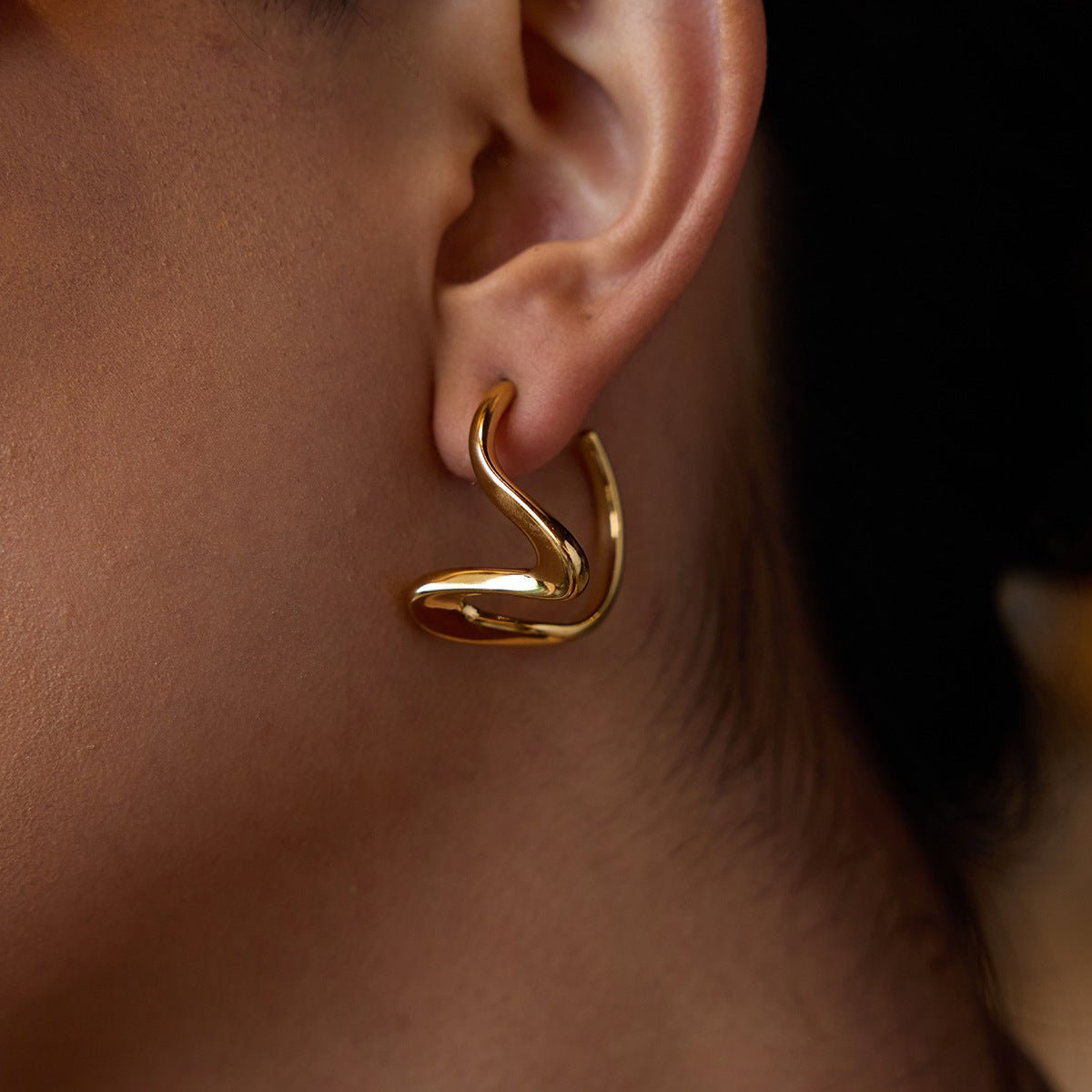 Sculpted Gold Fluid Line Hoop Earrings | 18K Gold - Plated Titanium Steel - Aruary Studio ｜ Artisanal Jewelry
