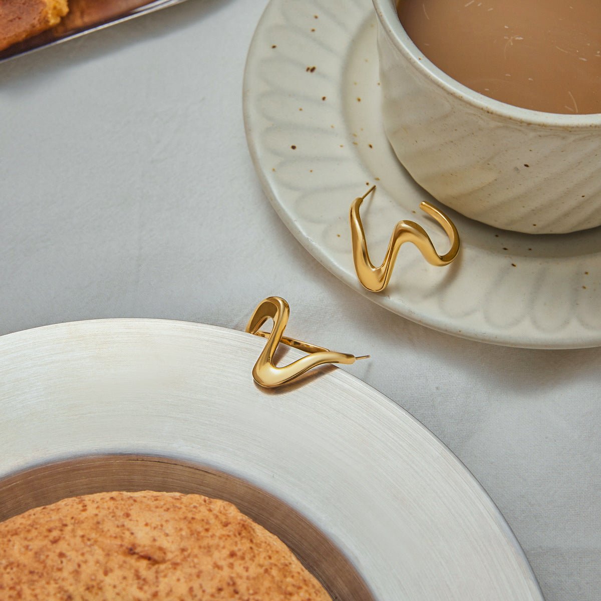 Sculpted Gold Fluid Line Hoop Earrings | 18K Gold - Plated Titanium Steel - Aruary Studio ｜ Artisanal Jewelry