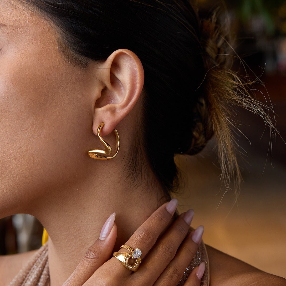 Sculpted Gold Fluid Line Hoop Earrings | 18K Gold - Plated Titanium Steel - Aruary Studio ｜ Artisanal Jewelry